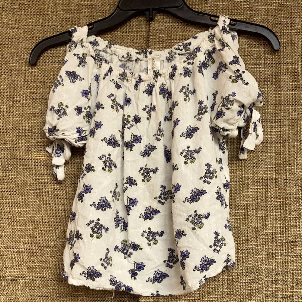 Heart and arrow open shoulder top tie on sleeves